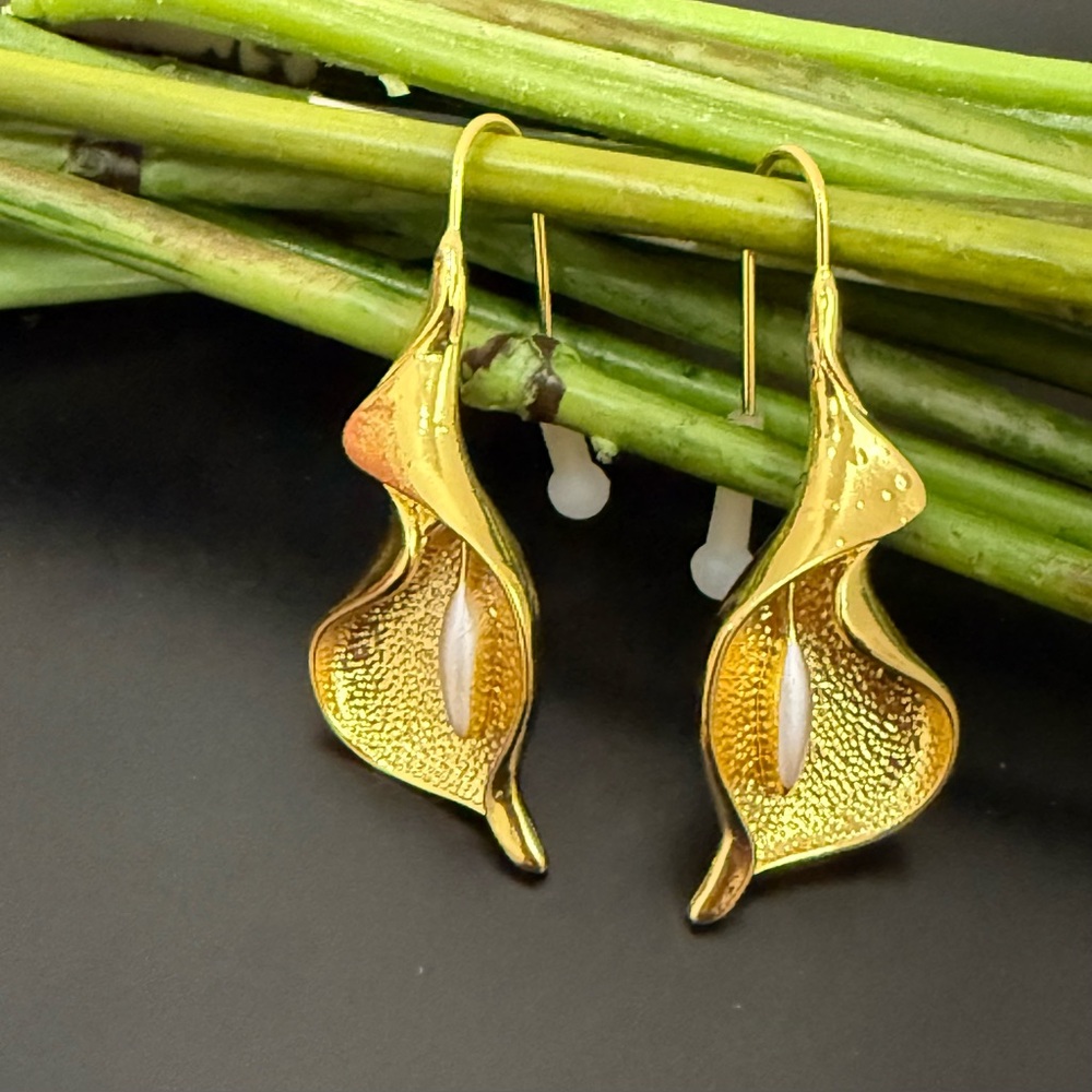 Unsigned Gold-tone Sculpted Calla Lily Flower Elongated Wire Hook Drop Earrings